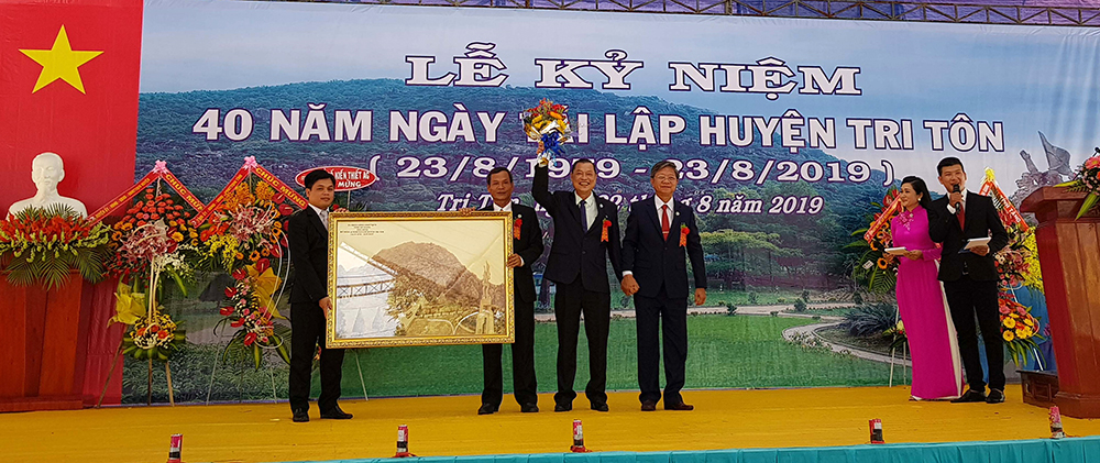 Phó Bí thư Thường trực Tỉnh ủy, Chủ tịch HĐND tỉnh Võ Anh Kiệt: Lãnh đạo tỉnh mong muốn Tri Tôn ngày càng giàu đẹp, văn minh Mong Tri Tôn ngày càng giàu đẹp, văn minh