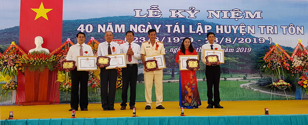 Phó Bí thư Thường trực Tỉnh ủy, Chủ tịch HĐND tỉnh Võ Anh Kiệt: Lãnh đạo tỉnh mong muốn Tri Tôn ngày càng giàu đẹp, văn minh Mong Tri Tôn ngày càng giàu đẹp, văn minh