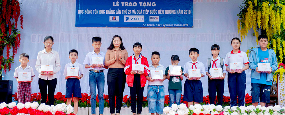 Liên đoàn Lao động tỉnh: Trao học bổng Tôn Đức Thắng, tặng quà “Tiếp bước đến trường” và du khảo về nguồn Phó Chủ tịch LĐLĐ tỉnh An Giang Phan Thị Diễm trao học bổng Tôn Đức Thắng cho cháu học sinh