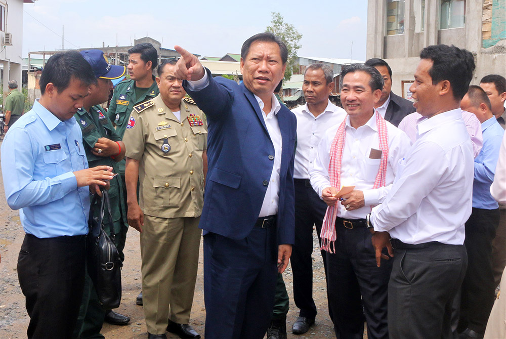 Chủ trương mở cửa khẩu phụ Vĩnh Nguơn - Kompong Krosang: Cơ hội phát triển kinh tế biên mậu Châu Đốc Lãnh đạo tỉnh An Giang và Takeo khảo sát thực tế tại gò Tà Mâu (khu vực biên giới phường Vĩnh Nguơn - xã Kompong Krosang)