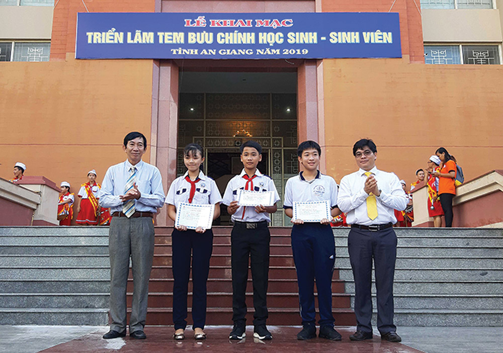 Nuôi dưỡng tình yêu quê hương, đất nước qua những con tem