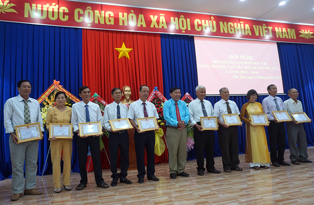 Phú Tân biểu dương gia đình, dòng họ học tập tiêu biểu Phú Tân biểu dương gia đình, dòng họ học tập tiêu biểu