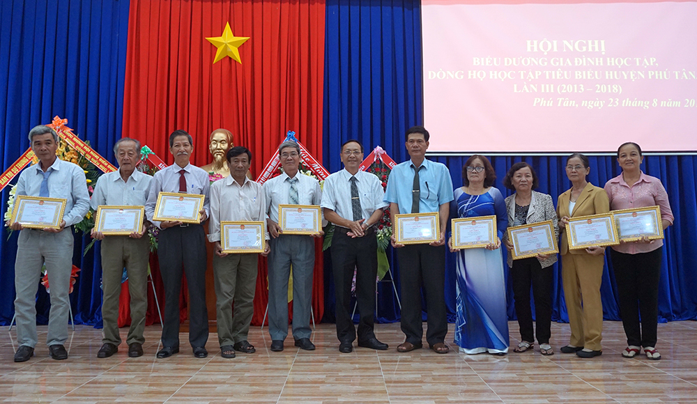 Phú Tân biểu dương gia đình, dòng họ học tập tiêu biểu Phú Tân biểu dương gia đình, dòng họ học tập tiêu biểu