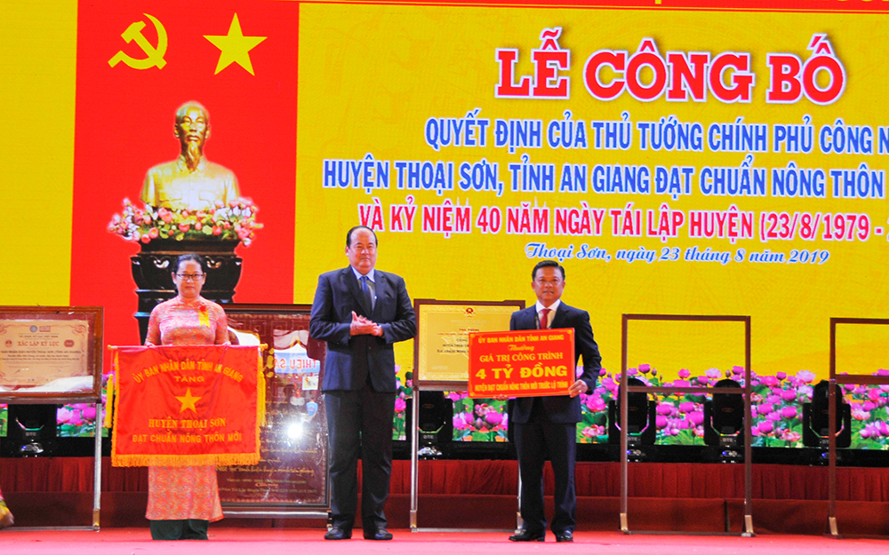 Thoại Sơn công bố quyết định đạt chuẩn nông thôn mới và kỷ niệm 40 năm ngày tái lập huyện Thoại Sơn công bố quyết định đạt chuẩn nông thôn mới và kỷ niệm 40 năm tái lập huyện