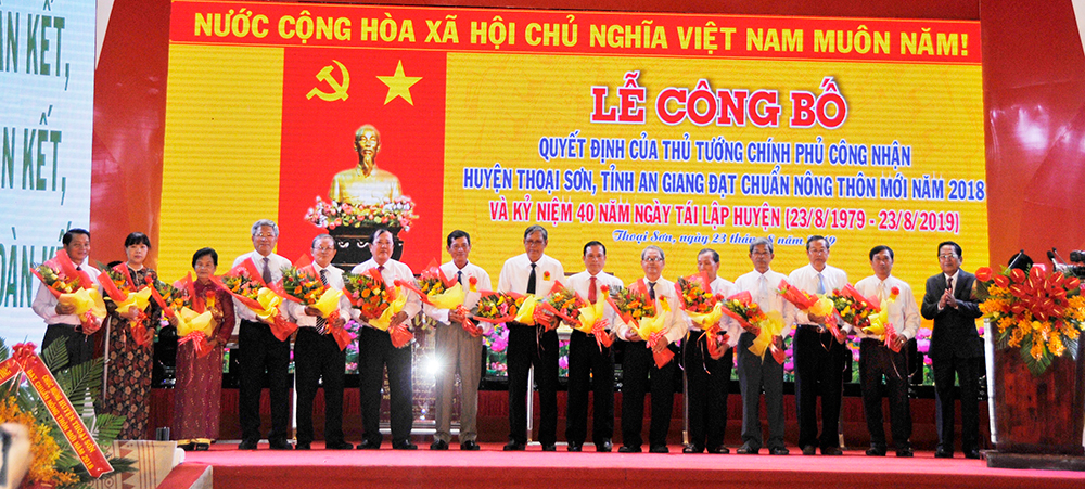 Thoại Sơn công bố quyết định đạt chuẩn nông thôn mới và kỷ niệm 40 năm ngày tái lập huyện Thoại Sơn công bố quyết định đạt chuẩn nông thôn mới và kỷ niệm 40 năm tái lập huyện
