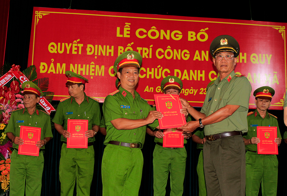 Công bố quyết định điều động công an chính quy đảm nhiệm các chức danh công an xã Công bố quyết định điều động công an chính quy đảm nhiệm các chức danh công an xã