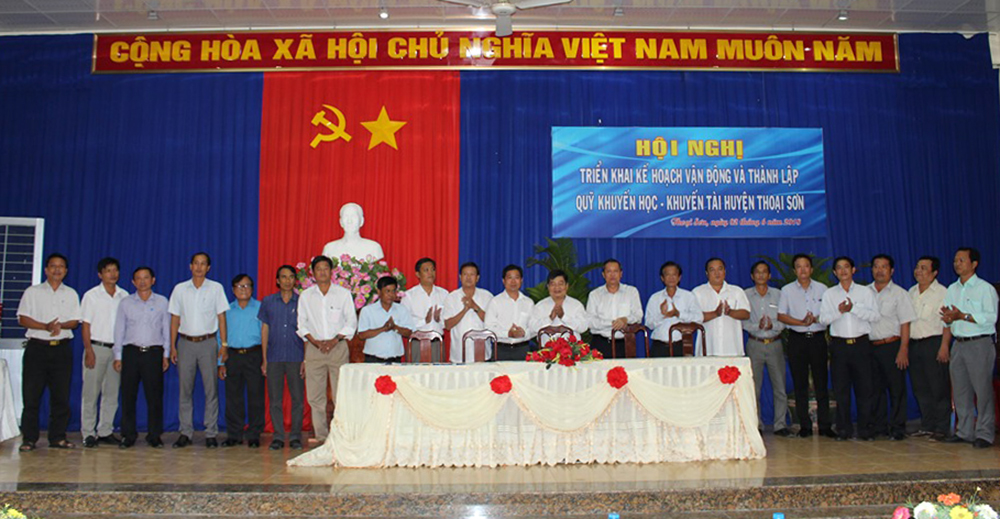Thoại Sơn công bố quyết định đạt chuẩn nông thôn mới và kỷ niệm 40 năm ngày tái lập huyện Thoại Sơn công bố quyết định đạt chuẩn nông thôn mới và kỷ niệm 40 năm tái lập huyện