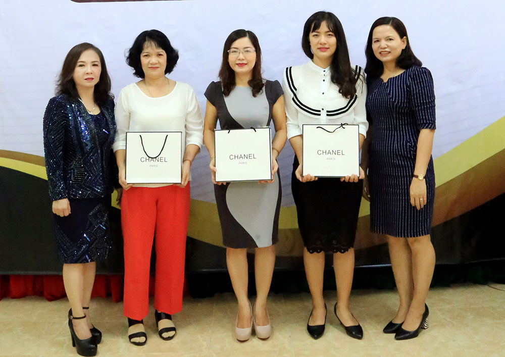 Liên đoàn Lao động tỉnh tổng kết lớp học trang điểm dành cho đoàn viên nữ