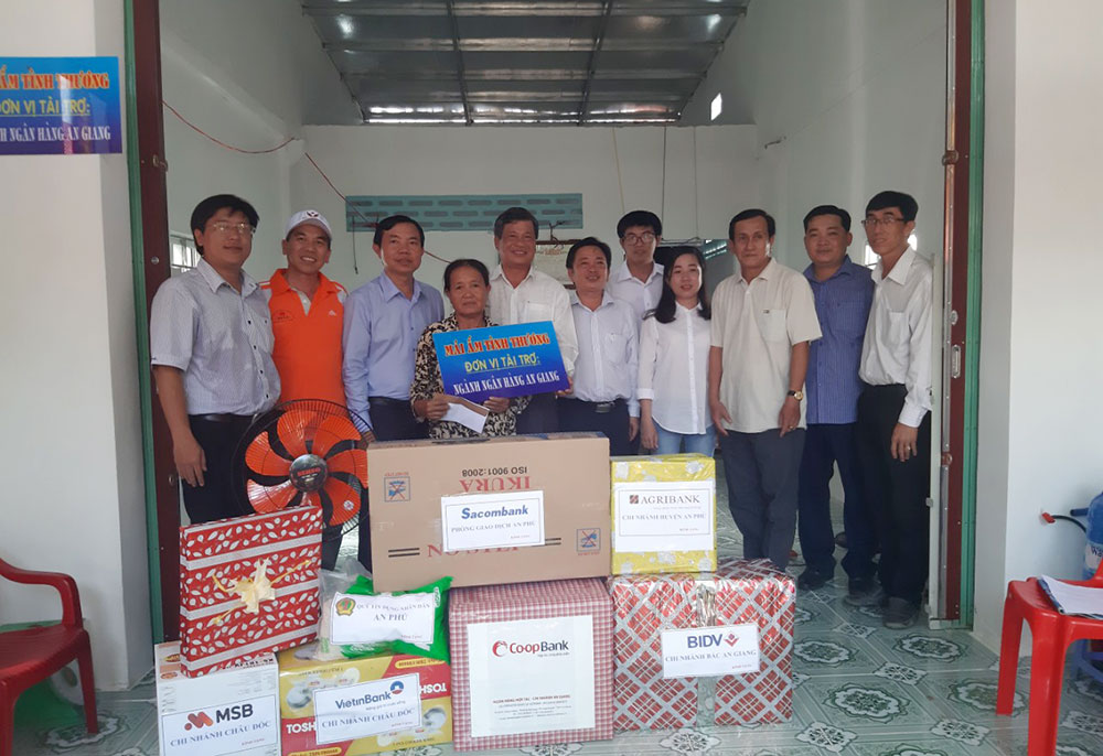 Trao 2 căn nhà Mái ấm tình thương cho gia đình chính sách ở thị trấn Long Bình