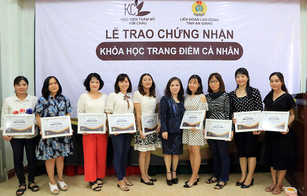 Liên đoàn Lao động tỉnh tổng kết lớp học trang điểm dành cho đoàn viên nữ