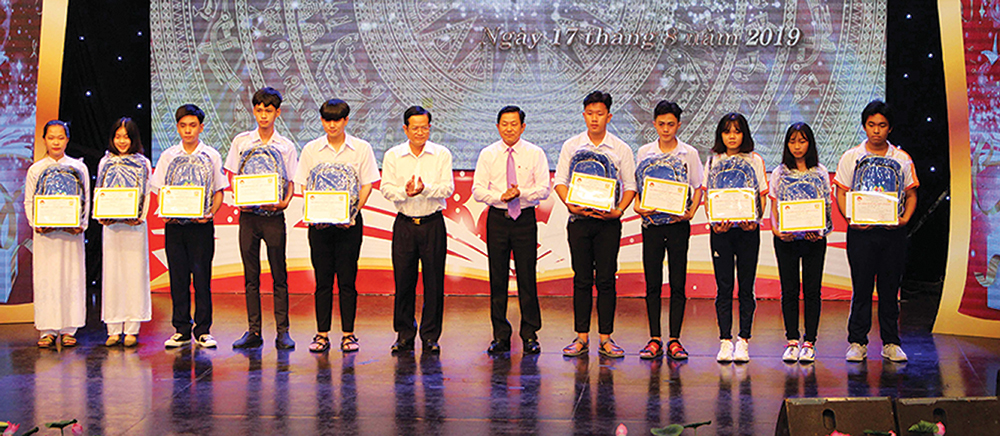 Học bổng Xổ số kiến thiết An Giang – nâng bước em đến trường Học bổng Xổ số kiến thiết An Giang – nâng bước em đến trường
