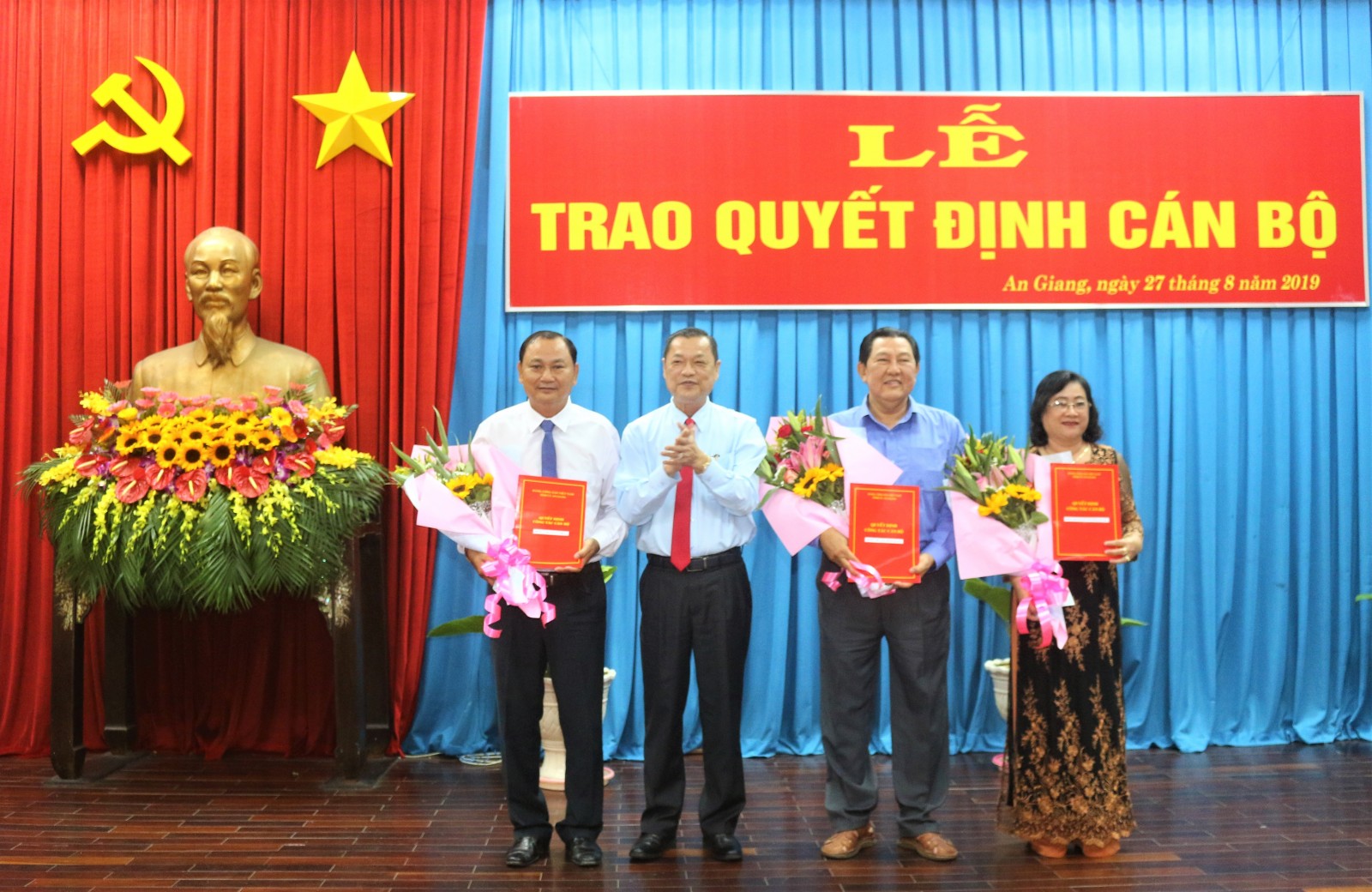 Trao quyết định cán bộ thuộc diện Ban Thường vụ Tỉnh ủy quản lý Trao quyết định cán bộ thuộc diện Ban Thường vụ Tỉnh ủy quản lý