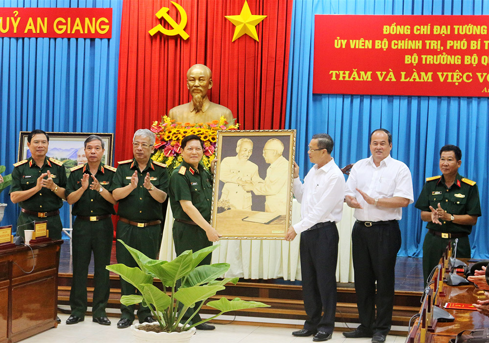 Giữ vững quốc phòng - an ninh, tạo động lực phát triển