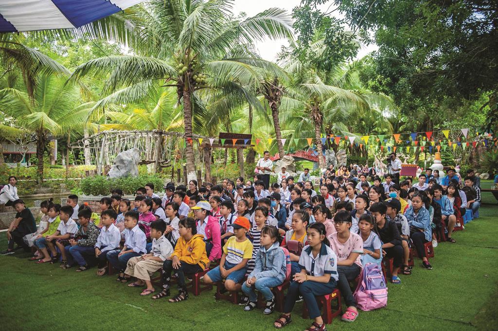 Trao học bổng và quà “Tiếp bước đến trường” cho con công nhân, học sinh vượt khó hiếu học