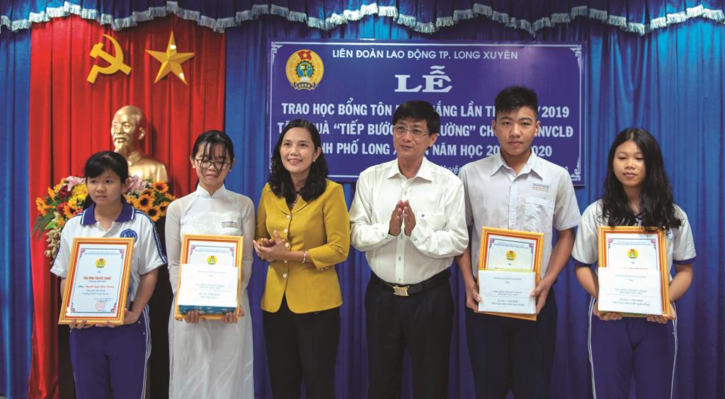 Trao học bổng và quà “Tiếp bước đến trường” cho con công nhân, học sinh vượt khó hiếu học