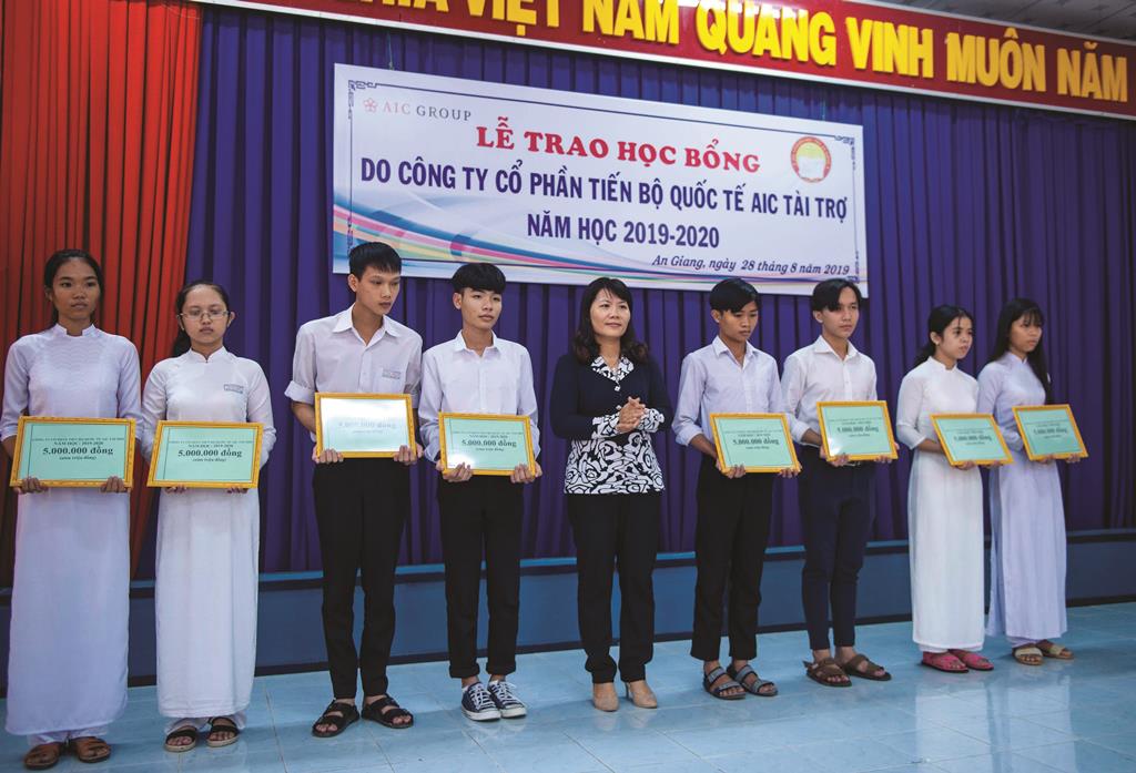 Trao học bổng và quà “Tiếp bước đến trường” cho con công nhân, học sinh vượt khó hiếu học