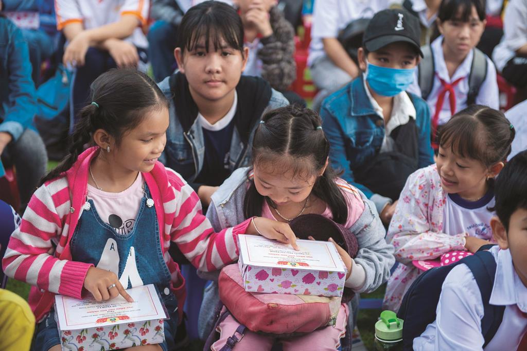 Trao học bổng và quà “Tiếp bước đến trường” cho con công nhân, học sinh vượt khó hiếu học
