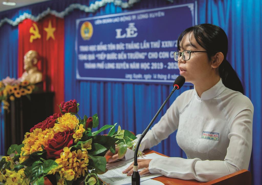 Trao học bổng và quà “Tiếp bước đến trường” cho con công nhân, học sinh vượt khó hiếu học