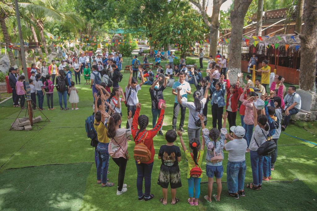 Trao học bổng và quà “Tiếp bước đến trường” cho con công nhân, học sinh vượt khó hiếu học