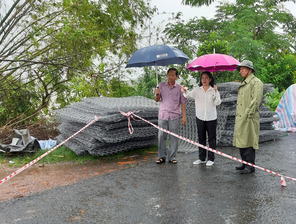 Bí thư Tỉnh ủy Võ Thị Ánh Xuân khảo sát sạt lở trên tuyến Quốc lộ 91