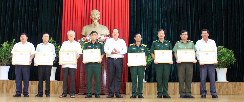 Khen thưởng các tập thể, cá nhân về thành tích xây dựng nền quốc phòng toàn dân