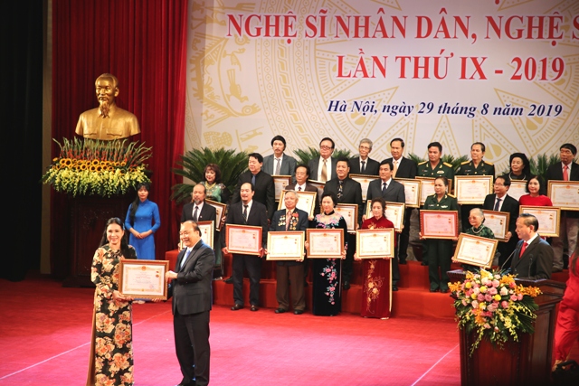 Trao tặng danh hiệu NSND, NSƯT cho 391 nghệ sĩ