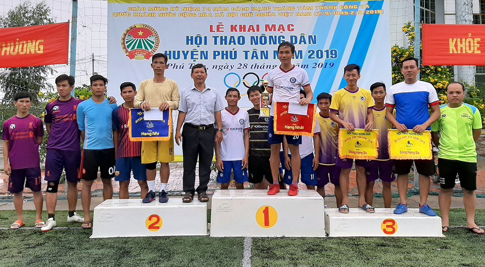 Bế mạc Hội thao nông dân Phú Tân Phú Tân bế mạc hội thao nông dân