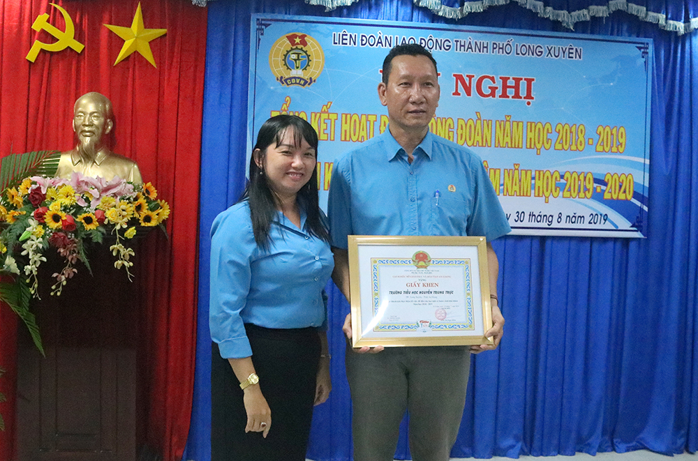 Tổng kết hoạt động Công đoàn giáo dục TP Long Xuyên năm học 2018- 2019 Công đoàn giáo dục TP Long Xuyên: Nhiều thành tích nổi bật trong phong trào thi đua