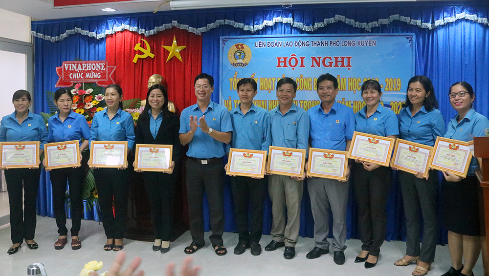 Tổng kết hoạt động Công đoàn giáo dục TP Long Xuyên năm học 2018- 2019 Công đoàn giáo dục TP Long Xuyên: Nhiều thành tích nổi bật trong phong trào thi đua