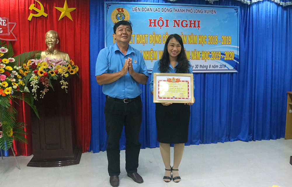 Tổng kết hoạt động Công đoàn giáo dục TP Long Xuyên năm học 2018- 2019 Công đoàn giáo dục TP Long Xuyên: Nhiều thành tích nổi bật trong phong trào thi đua