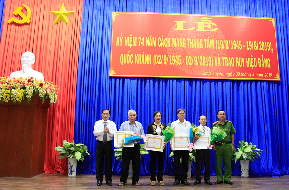 Long Xuyên tổ chức Lễ kỷ niệm 74 năm Cách mạng tháng Tám và Quốc khánh 2-9 Long Xuyên tổ chức Lễ kỷ niệm 74 năm Cách mạng tháng Tám và Quốc khánh 2-9
