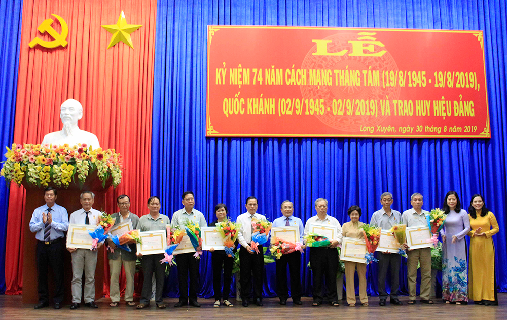 Long Xuyên tổ chức Lễ kỷ niệm 74 năm Cách mạng tháng Tám và Quốc khánh 2-9 Long Xuyên tổ chức Lễ kỷ niệm 74 năm Cách mạng tháng Tám và Quốc khánh 2-9
