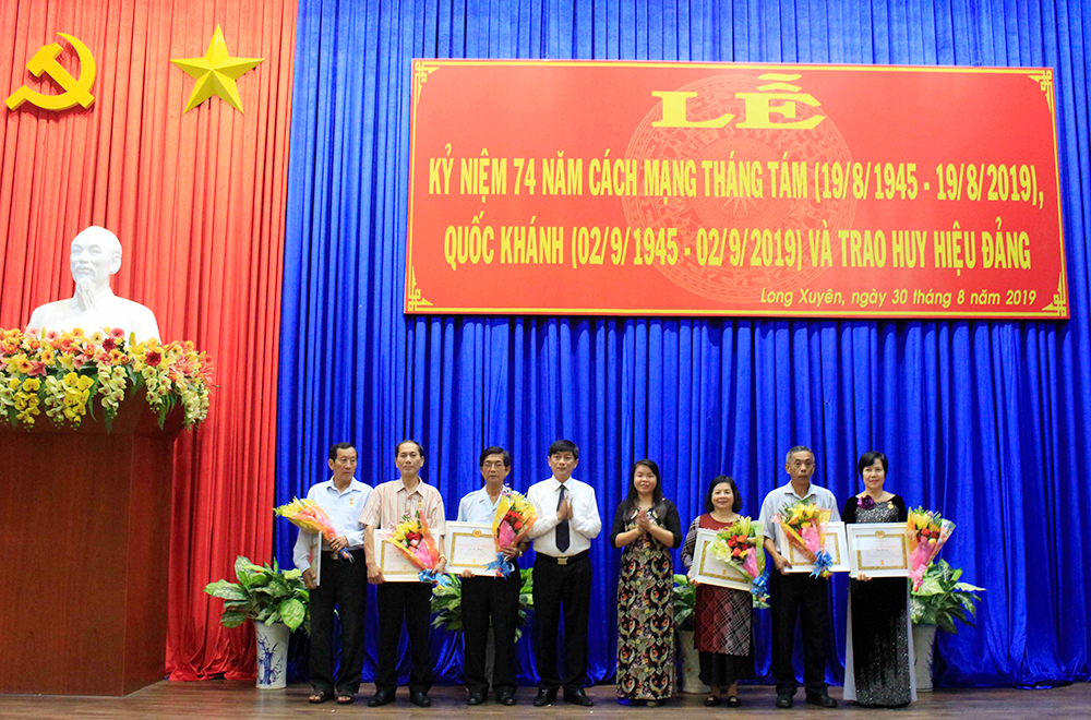 Long Xuyên tổ chức Lễ kỷ niệm 74 năm Cách mạng tháng Tám và Quốc khánh 2-9 Long Xuyên tổ chức Lễ kỷ niệm 74 năm Cách mạng tháng Tám và Quốc khánh 2-9
