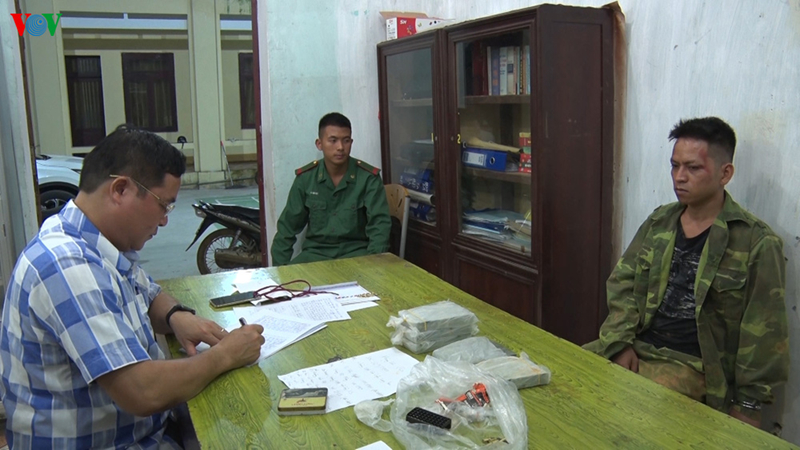 Bắt nhóm đối tượng mua bán trót lọt trên 100 bánh heroin