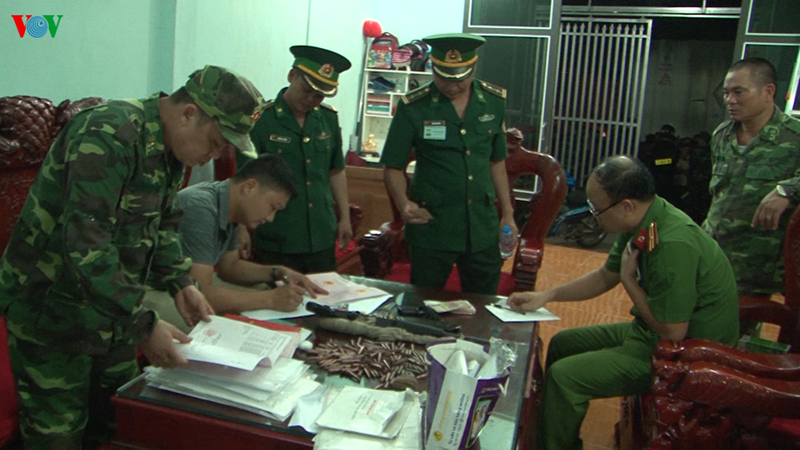 Bắt nhóm đối tượng mua bán trót lọt trên 100 bánh heroin