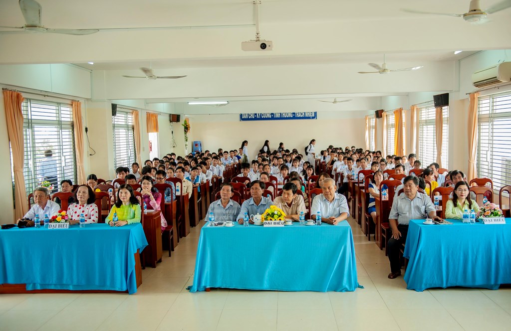 Hội Khuyến học An Giang trao học bổng Quỹ Từ thiện Trí Tuệ năm học 2019- 2020