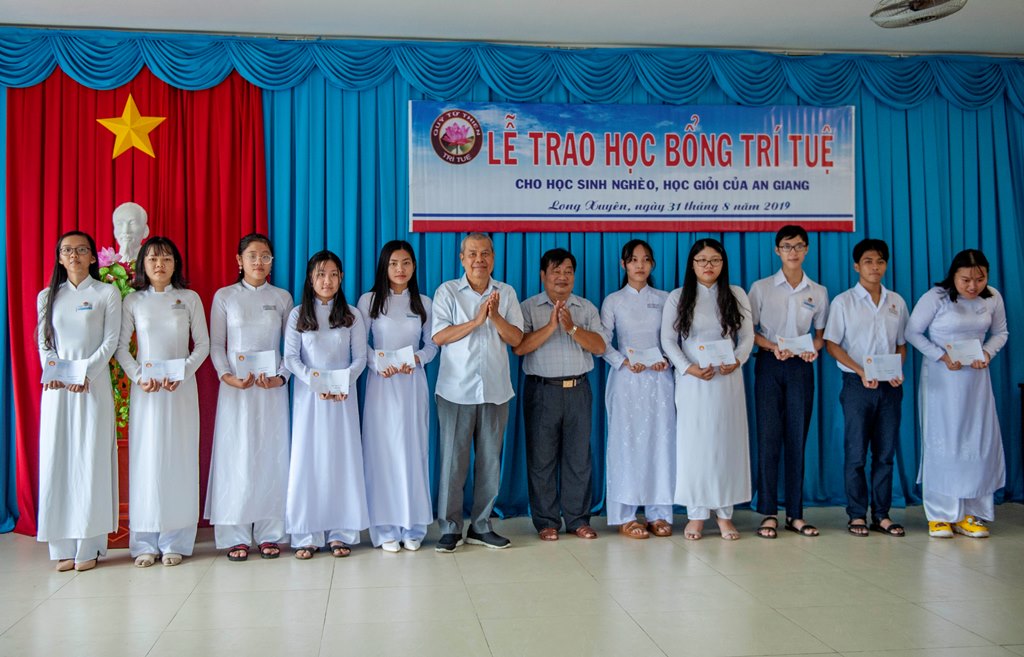 Hội Khuyến học An Giang trao học bổng Quỹ Từ thiện Trí Tuệ năm học 2019- 2020