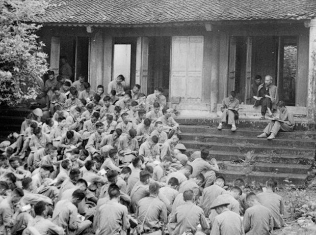 Chỉnh đốn Đảng theo Di chúc Bác Hồ: Bắt đầu từ công tác cán bộ Sinh thời, Chủ tịch Hồ Chí Minh khẳng định: “Muôn việc thành công hoặc thất bại, đều do cán bộ tốt hoặc kém.” (Ảnh tư liệu: TTXVN)