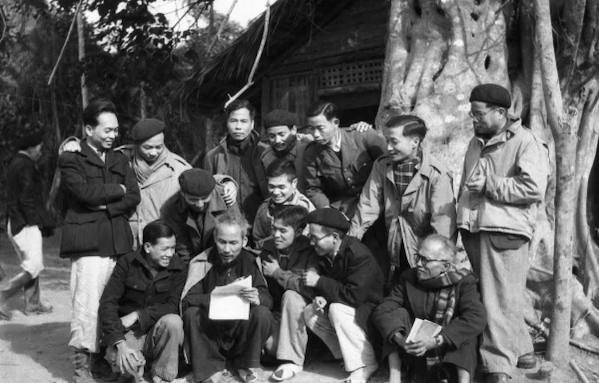 Chỉnh đốn Đảng theo Di chúc Bác Hồ: Bắt đầu từ công tác cán bộ Chủ tịch Hồ Chí Minh trò chuyện với đại biểu dự Đại hội Đảng toàn quốc lần thứ II (tháng 2-1951). (Ảnh tư liệu: TTXVN)