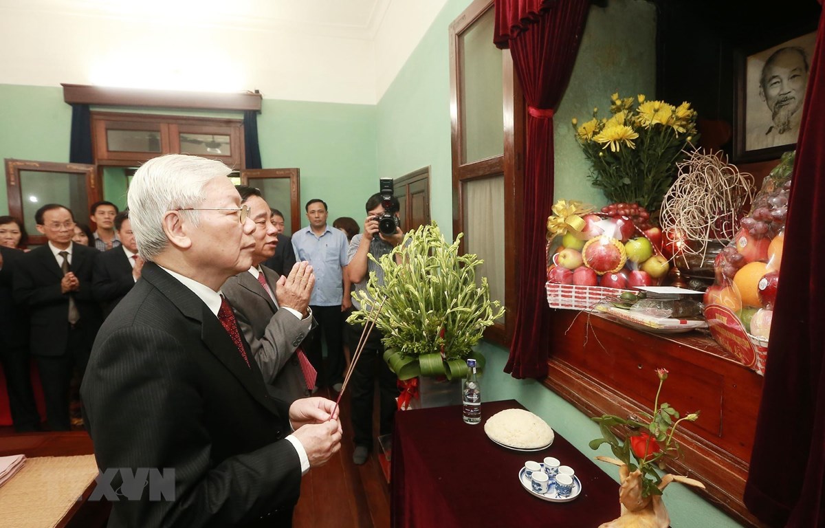 Tổng Bí thư, Chủ tịch nước dâng hương tưởng niệm Chủ tịch Hồ Chí Minh Tổng Bí thư, Chủ tịch nước Nguyễn Phú Trọng kính cẩn dâng hương, tưởng nhớ và tri ân công lao to lớn của Chủ tịch Hồ Chí Minh. (Ảnh: Lâm Khánh/TTXVN)