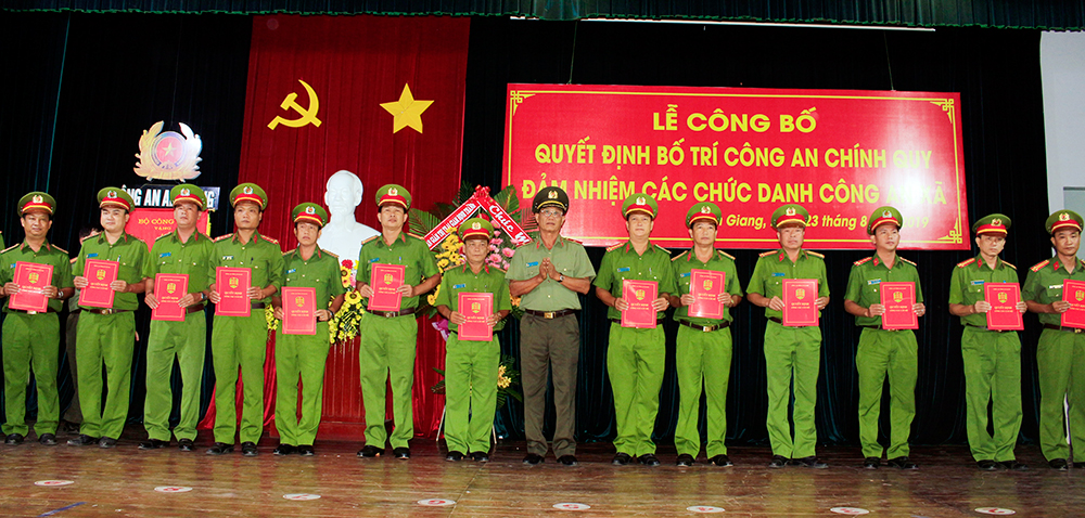 Công an chính quy về xã sớm hơn lộ trình