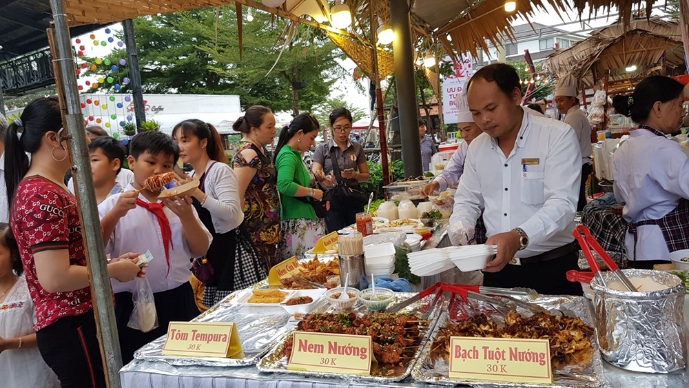 “Chợ phiên ẩm thực đường phố” thu hút gần 2.500 lượt khách “Chợ phiên ẩm thực đường phố” thu hút gần 2.500 lượt khách