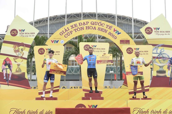 Giải xe đạp quốc tế VTV Cúp: Ép xe phạm luật, tay đua Hàn Quốc mất áo vàng lẫn áo xanh