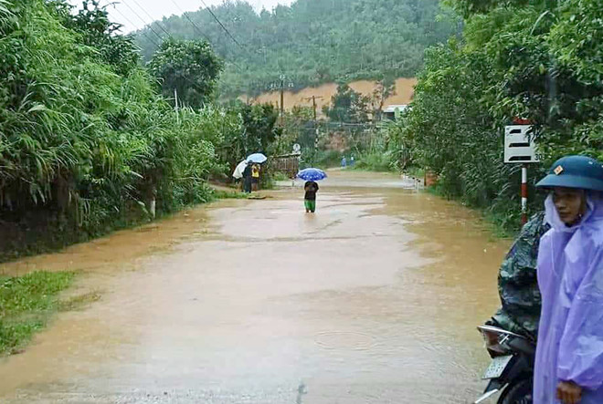 Mưa lớn gây sạt lở nhiều tuyến đường ở vùng cao Quảng Nam