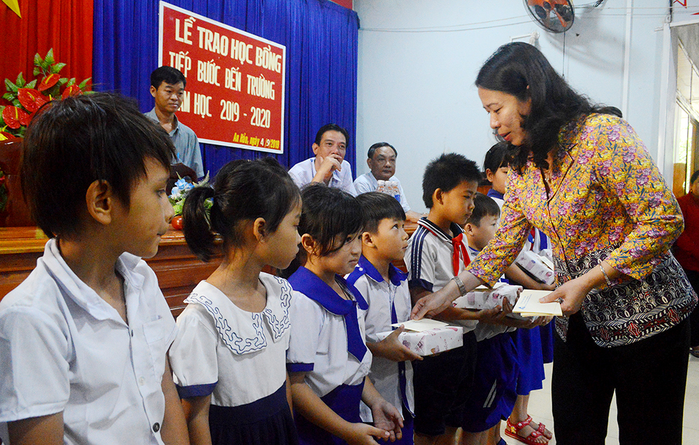 Bí thư Tỉnh ủy Võ Thị Ánh Xuân trao học bổng “Tiếp bước đến trường” cho học sinh nghèo và học sinh người dân tộc thiểu số Khmer