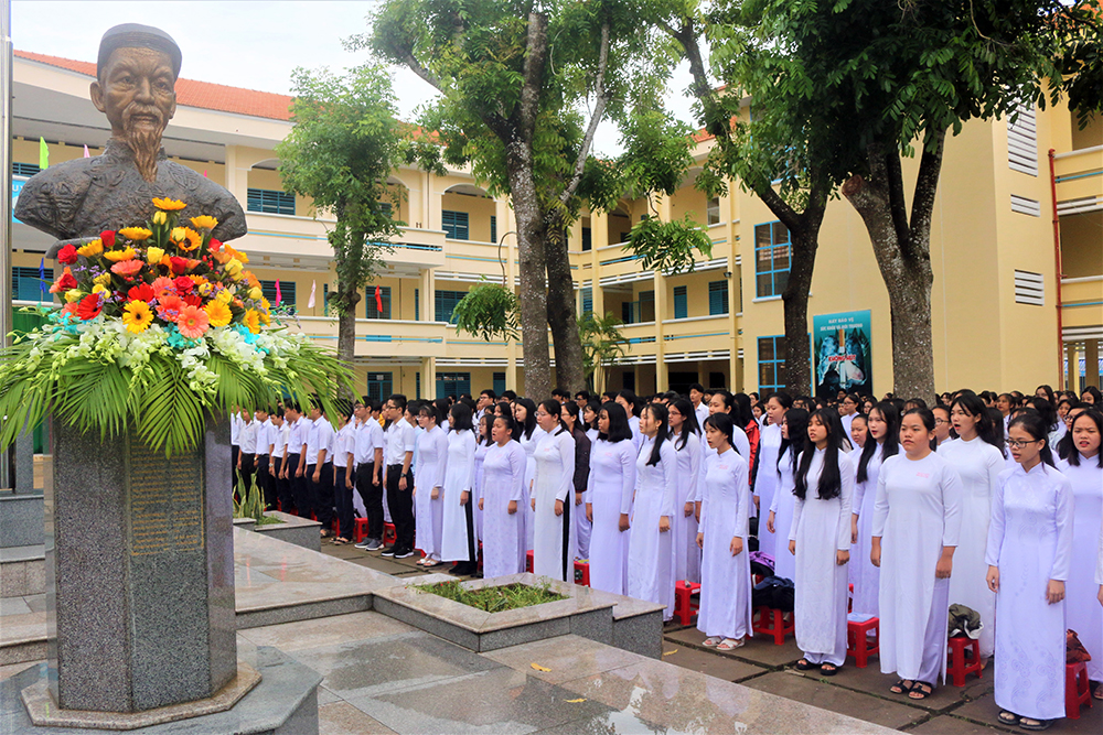 Trường THPT chuyên Thủ Khoa Nghĩa khai giảng năm học mới