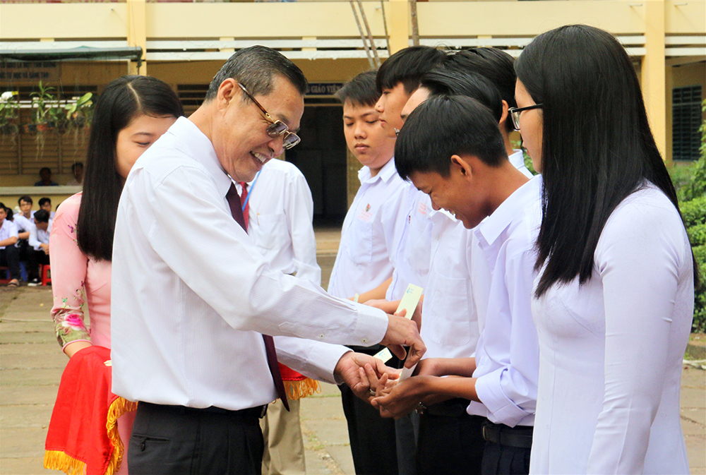 Trường THPT chuyên Thủ Khoa Nghĩa khai giảng năm học mới