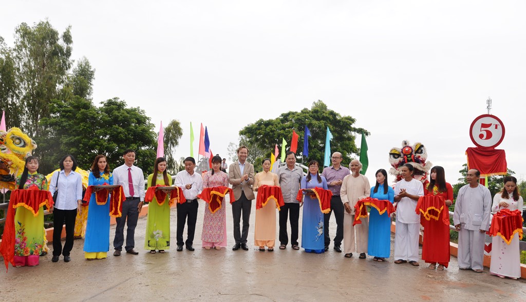 Khánh thành cầu nông thôn được làm từ nắp chai bia tái chế