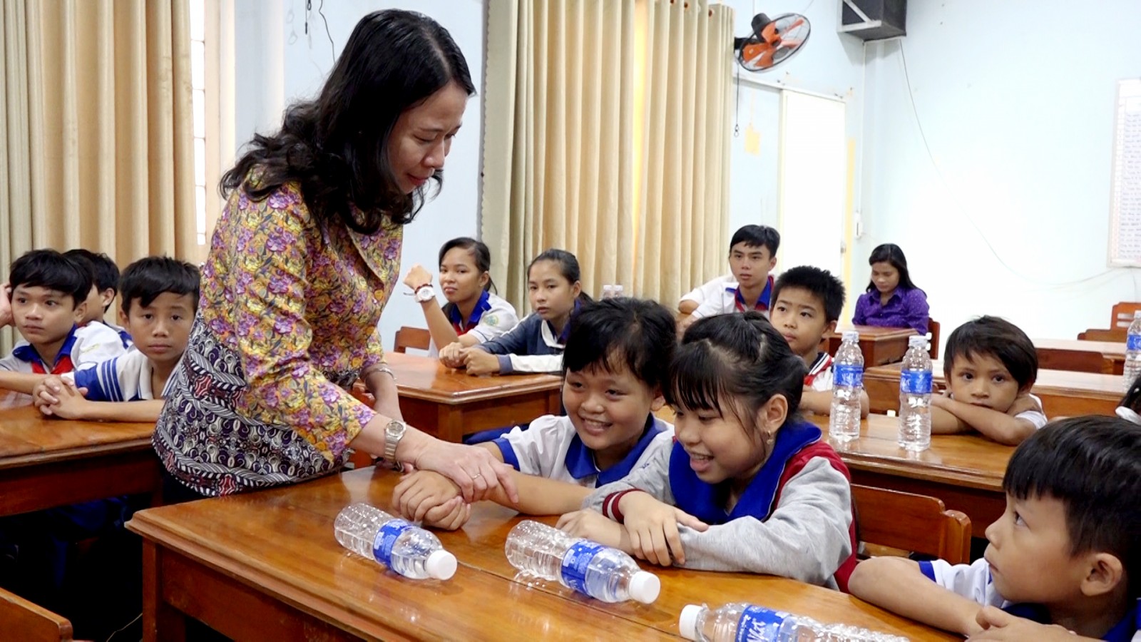 Bí thư Tỉnh ủy Võ Thị Ánh Xuân trao học bổng “Tiếp bước đến trường” cho học sinh nghèo và học sinh người dân tộc thiểu số Khmer