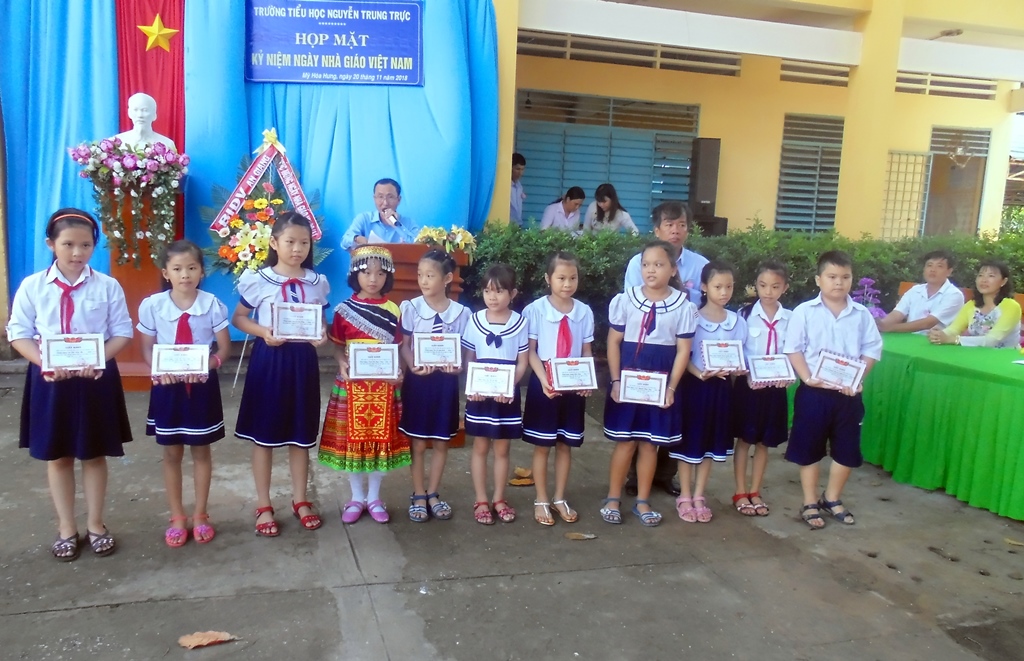 Điểm sáng trong phong trào đỡ đầu học sinh nghèo vượt khó
